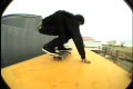 Kille med annorlunda skateboardtricks