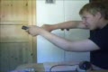 en grabb leker med en pistol