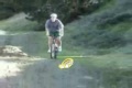 Kille hoppar med cykel