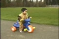 Liten unge som leker
