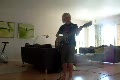 Jag spelar Back In Black riffet.