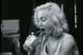 Madonna suger av flaska