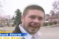 Reporter Chuck Storm vs lyktstolpe
