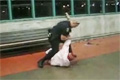 Kaxigt fyllo vs polis i tunnelbanan