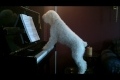 Hund spelar piano och sjunger