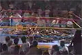 Publiken kastar stolar i wrestling